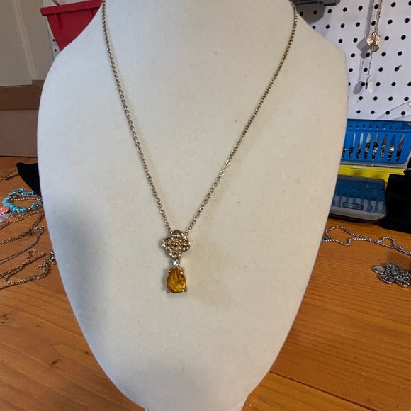 3 Vintage Avon necklaces - Picture 10 of 13